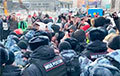 В российских городах десятки задержанных на памятных акциях