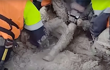 В МЧС показали, как вытаскивали из глины застрявшего 8-летнего мальчика