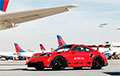 В США опаздывающих пассажиров доставляют к самолету на Porsche за $240 тысяч