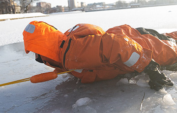 В Минске с плавающей льдины спасли собаку