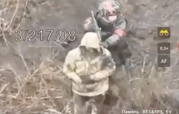 Видеофакт: Русский оккупант прикрывается пленным во время штурма
