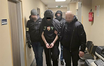 Подозреваемого в нападении на белоруску полиция Варшавы перевозила в странном шлеме