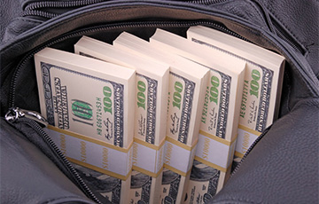 «Кража века»: белорус вывел для приятеля 74 000 рублей за «крипту» и ушел с деньгами через другой вход банка