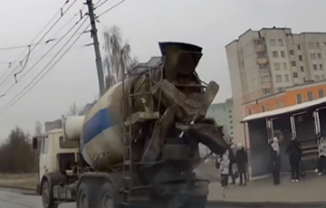 В Могилеве водитель записал на видео, как из грузовика выливался на дорогу бетон