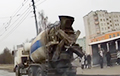 В Могилеве водитель записал на видео, как из грузовика выливался на дорогу бетон