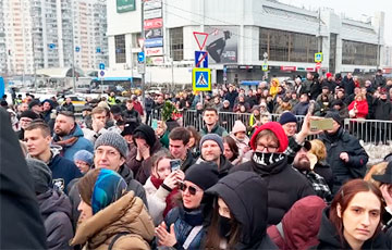 Чарга на развітанне з Навальным расцягнулася ўжо на кіламетр