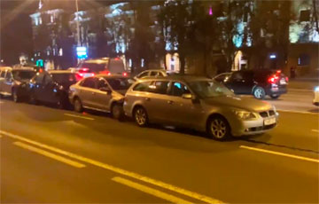 На проспекте Независимости в Минске собрался «паровозик» из семи авто