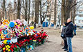 Атака РФ на Одессу: люди несут цветы и игрушки к разрушенной многоэтажке