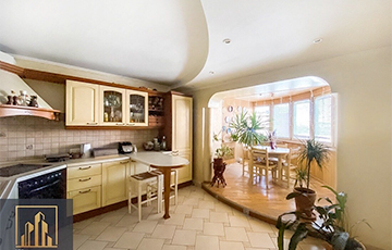 В доме могилевской «элиты 90-х» продают интересную квартиру