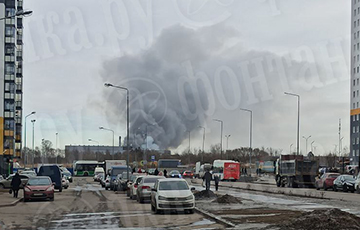Магутны пажар у раёне прамзоны ў Санкт-Пецярбургу патрапіў на відэа