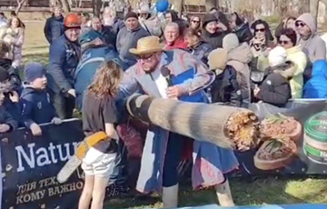 На праздновании Масленицы в Бресте сломался столб, по которому лазили дети