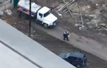 Житель Белгорода, увидев разбитую машину российских военных, слил с нее топливо