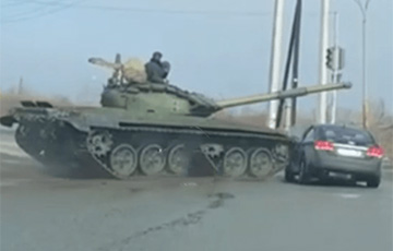 У РФ танк пратараніў аўто, якое спрабавала праехаць на чырвонае святло