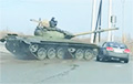 В РФ танк протаранил пытавшуюся проехать на красный машину