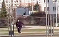 В Минске мужчина выбегал на дорогу перед автомобилями, а два товарища его ловили