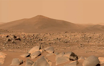 Ученые: На Марсе разбросаны тысячи необычно белых камней