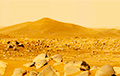Ученые: На Марсе разбросаны тысячи необычно белых камней