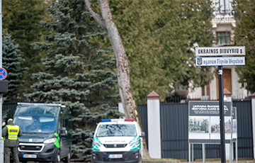 В Вильнюсе российское посольство забросали коктейлями Молотова
