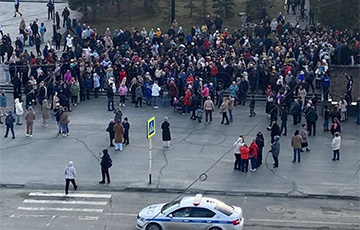 Жители российского Орска собрались на митинг и добились встречи с губернатором