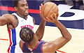 В НБА баскетболист акробатически забросил мяч в кольцо во время падения
