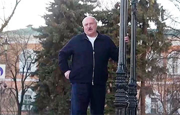 Лукашенко в Москве не мог самостоятельно стоять