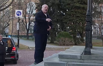 Лукашенко едва преодолел несколько ступенек в Москве