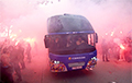 Фанаты «Барселоны» по ошибке забросали автобус своего клуба вместо ПСЖ
