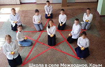 Российских школьников заставляют становиться на колени
