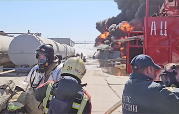 У Омску ўспыхнуў маштабны пажар на прадпрыемстве з нафтапрадуктамі