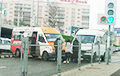 В Минске на перекрестке два микроавтобуса перегородили проезжую часть