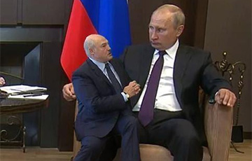 Один лишь Лукашенко сидит в будке у дома «Россия»