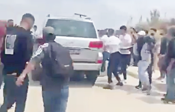Палестинцы напали в Рамалле на автомобиль германского посла и едва не линчевали его самого