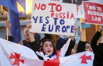 Тбилиси восстал: в столице Грузии начались жесткие стычки протестующих с полицией