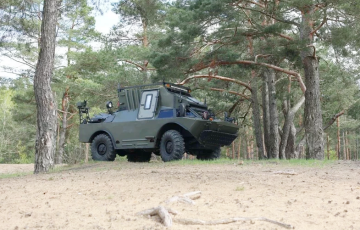 Жыхар Бабруйска купіў бранявік-амфібію і возіць на ім сям'ю