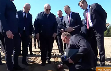 Лукашэнка прымусіў міністра выкопваць рукамі збожжа
