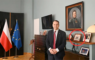 «Вымыл пол российским послом»: в кабинете главы МИД Польши висит карикатура на Небензю