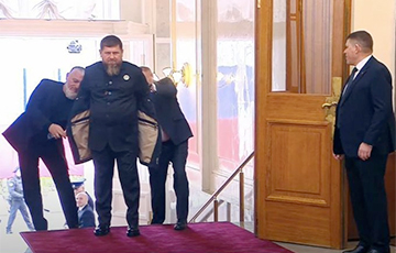 Two Assistants Required To Remove Kadyrov's Jacket At Putin's Inauguration