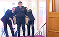 Чтобы снять с Кадырова пиджак на «инаугурации» Путина понадобилось сразу два человека