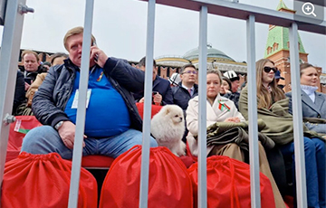 Расейскія СМІ пра Лукашэнку на парадзе ў Маскве: Сабаку нават не трымаюць на павадку