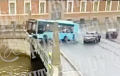 В Санкт-Петербурге автобус с пассажирами упал в реку
