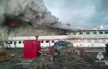 В Архангельской области РФ горел теплоход «М. В. Ломоносов»