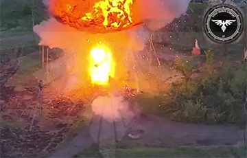 Украинский дрон мастерски снес башню российскому танку