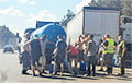 Для ожидающих выезда из Беларуси водителей фур на границе с Польшей организовали подвоз воды