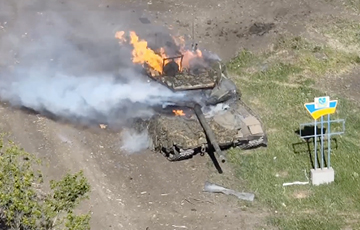Ukrainian Armed Forces Burn ‘Invincible’ Russian Tank ‘Proryv’