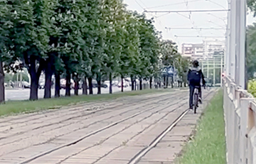 В Минске бесстрашный велосипедист решил потягаться с трамваем?