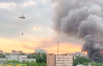 Восток Москвы горит: сильный пожар тушат с помощью авиации