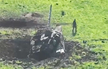 Два российских танкиста бросили свой новейший Т-90 и бегут по полю от украинского дрона