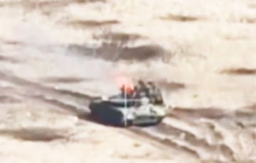 Башню российского танка Т-80БВ от взрыва подбросило высоко вверх