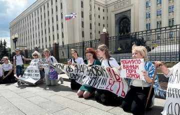 Россиянки встали на колени в Москве из-за войны с Украиной