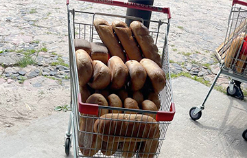 «Я бы такое есть не стал»: обычная выгрузка хлеба повергла белоруса в шок